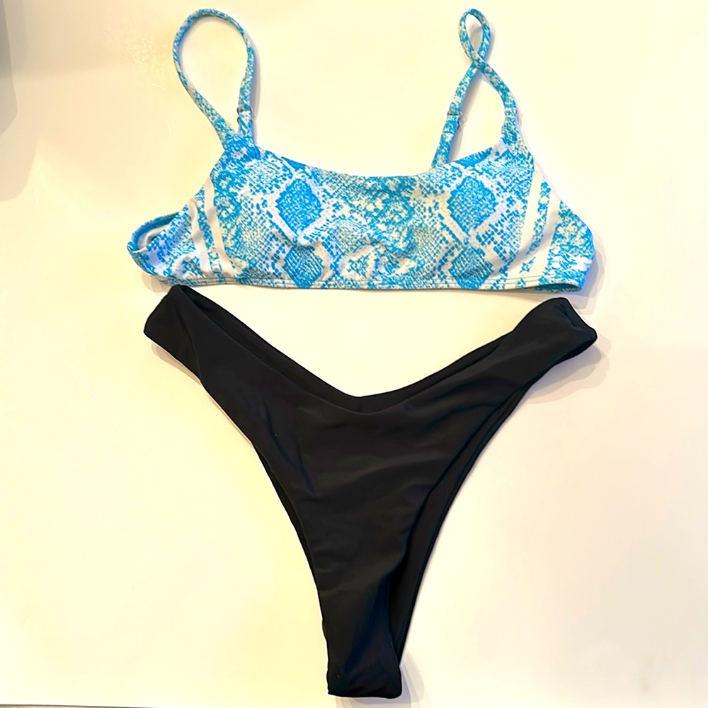 Women’s Shein Swimsuit can take out pads size 6